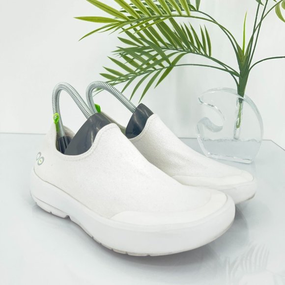 OOFOS Shoes - Oofos Oomg Eezee Low White Canvas Slip On Recovery Shoes Womens size 7.5